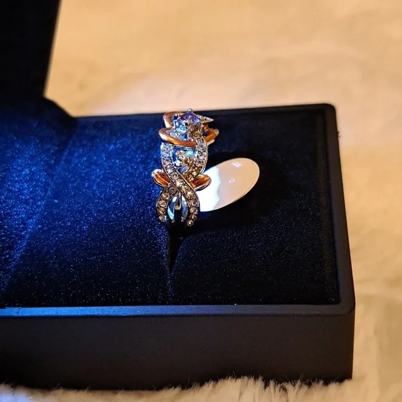 GORGOUS Ring - Picture 2 of 5